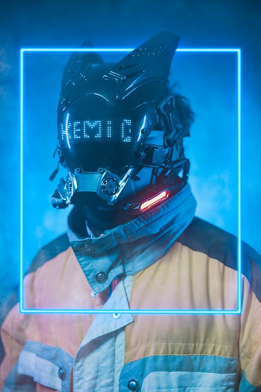 Ritratto cyberpunk: maschera con scritta a led dentro una cornice al neon azzurra